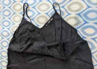 Blusa de tirantes con encaje negro