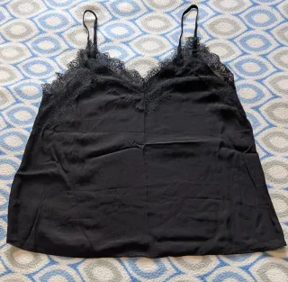 Blusa de tirantes con encaje negro
