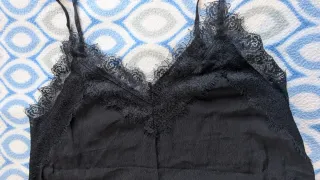 Blusa de tirantes con encaje negro