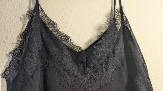 Blusa de tirantes con encaje negro