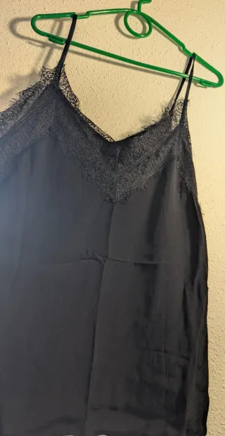 Blusa de tirantes con encaje negro