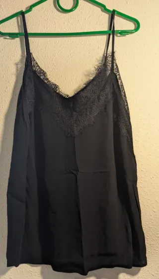 Blusa de tirantes con encaje negro