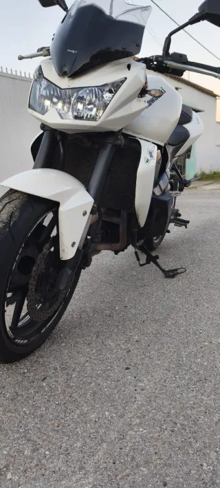 Kawasaki Z750 Blanca y Negra