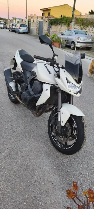 Kawasaki Z750 Blanca y Negra