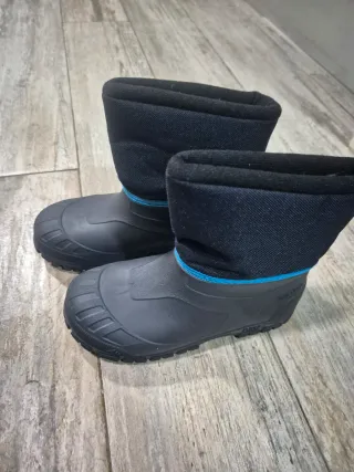 Botas de nieve negras y azules