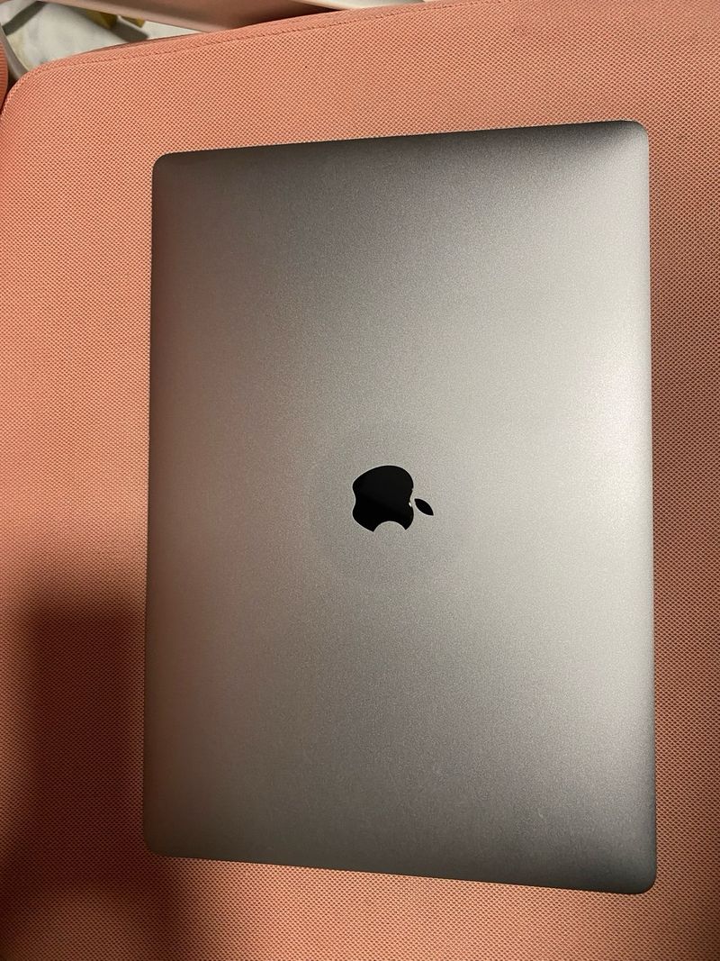 MacBook Pro 15 2017 i7 16GB RAM SSD 250GB afbeelding 2