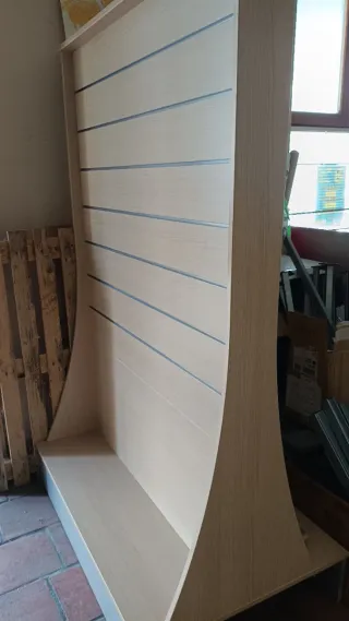 Tablero expositor madera con ranuras