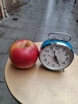 Despertador antiguo azul decorativo