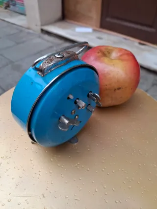 Despertador antiguo azul decorativo