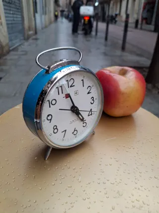 Despertador antiguo azul decorativo