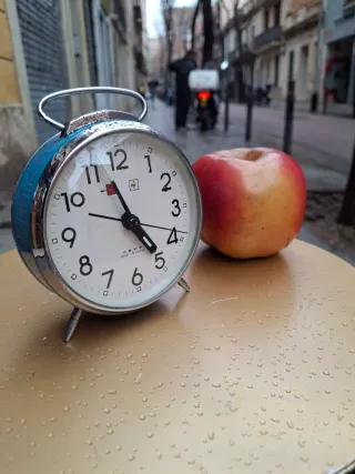 Despertador antiguo azul decorativo