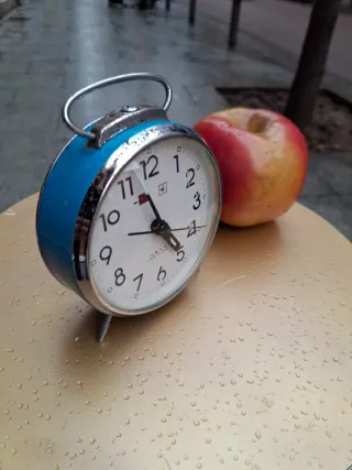 Despertador antiguo azul decorativo