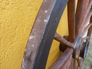 Rueda de carro antigua de madera