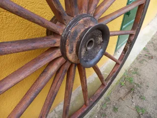 Rueda de carro antigua de madera