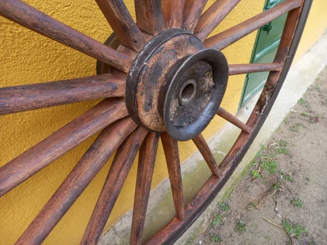Rueda de carro antigua de madera