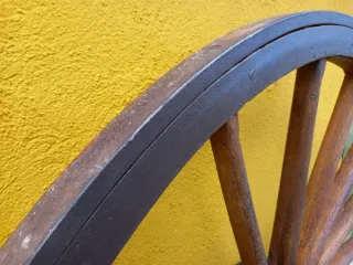 Rueda de carro antigua de madera