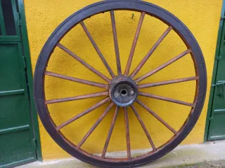 Rueda de carro antigua de madera