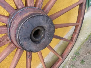 Rueda de carro antigua de madera
