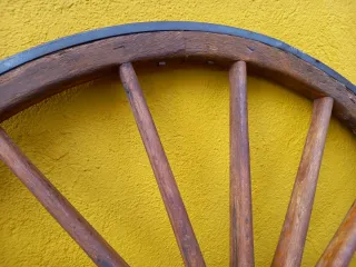 Rueda de carro antigua de madera
