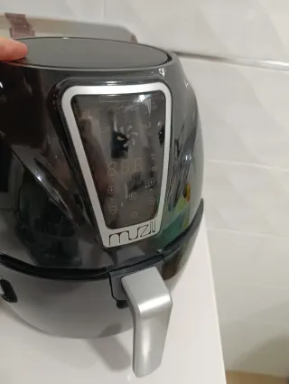 Freidora de aire MIZLI negra