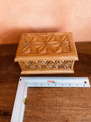 Caja de madera tallada a mano