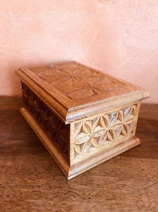Caja de madera tallada a mano