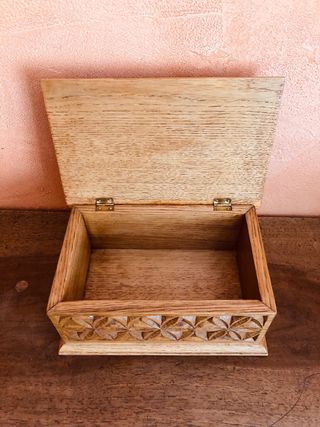 Caja de madera tallada a mano