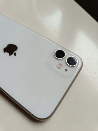 iPhone 11 con schermo rotto