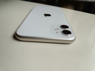 iPhone 11 con schermo rotto