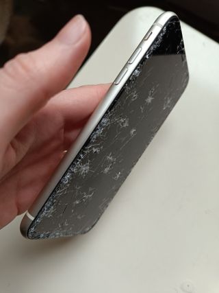 iPhone 11 con schermo rotto