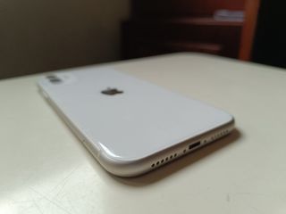 iPhone 11 con schermo rotto