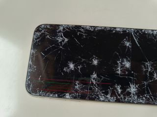 iPhone 11 con schermo rotto