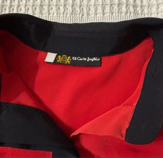 Camisa larga roja con detalles negros