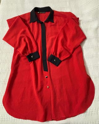 Camisa larga roja con detalles negros