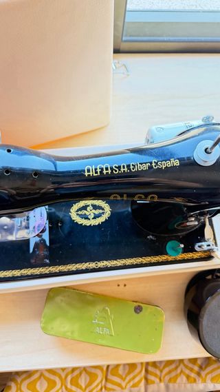 Máquina de coser Alfa con maletín