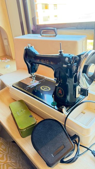 Máquina de coser Alfa con maletín