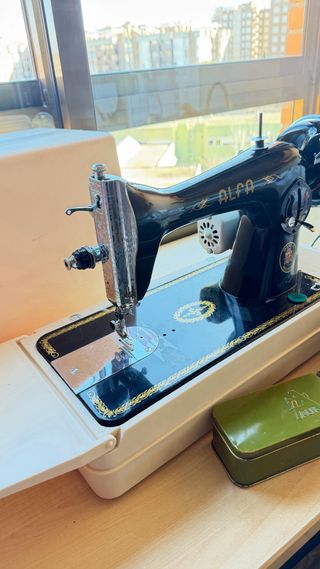 Máquina de coser Alfa con maletín