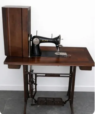 Máquina de coser Alfa antigua