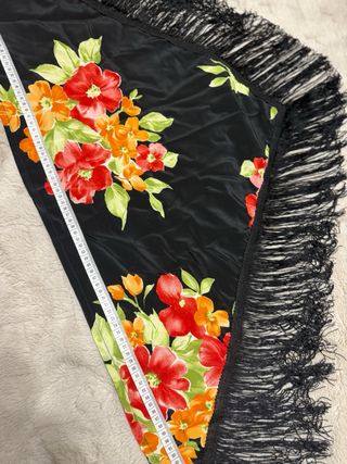 Mantoncillo flores con flecos