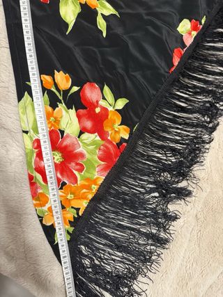 Mantoncillo flores con flecos