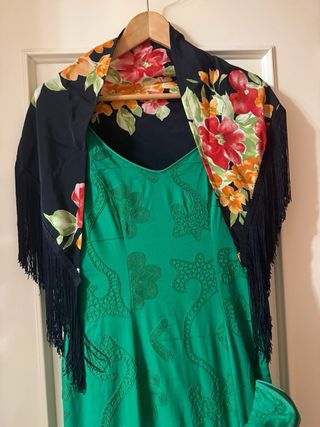 Mantoncillo flores con flecos