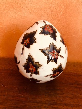 Huevo de cerámica decorado
