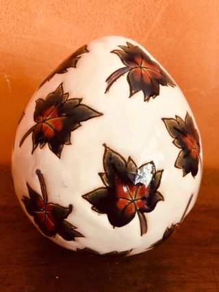 Huevo de cerámica decorado