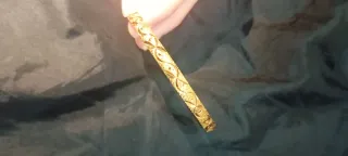 Pulsera dorada con grabado