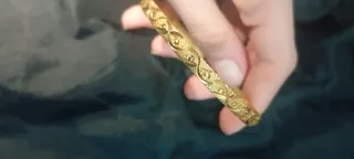 Pulsera dorada con grabado