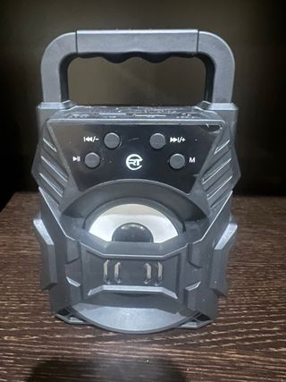 Altavoz Negro, el que se ve en la foto, marca, etc