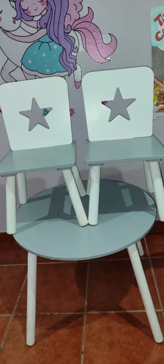 Mesa infantil con 2 sillas