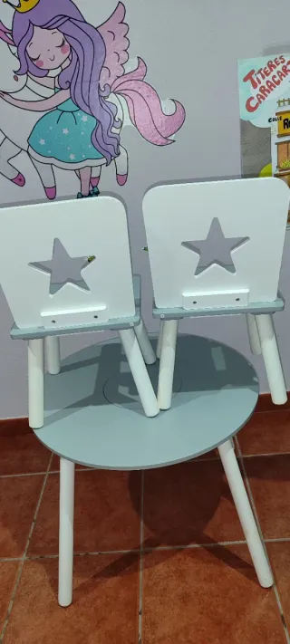 Mesa infantil con 2 sillas