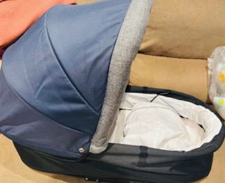 Carrito de bebé azul y gris