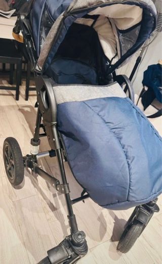 Carrito de bebé azul y gris